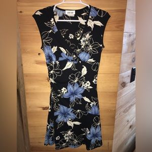 Beautiful dress size small short sleeve floral